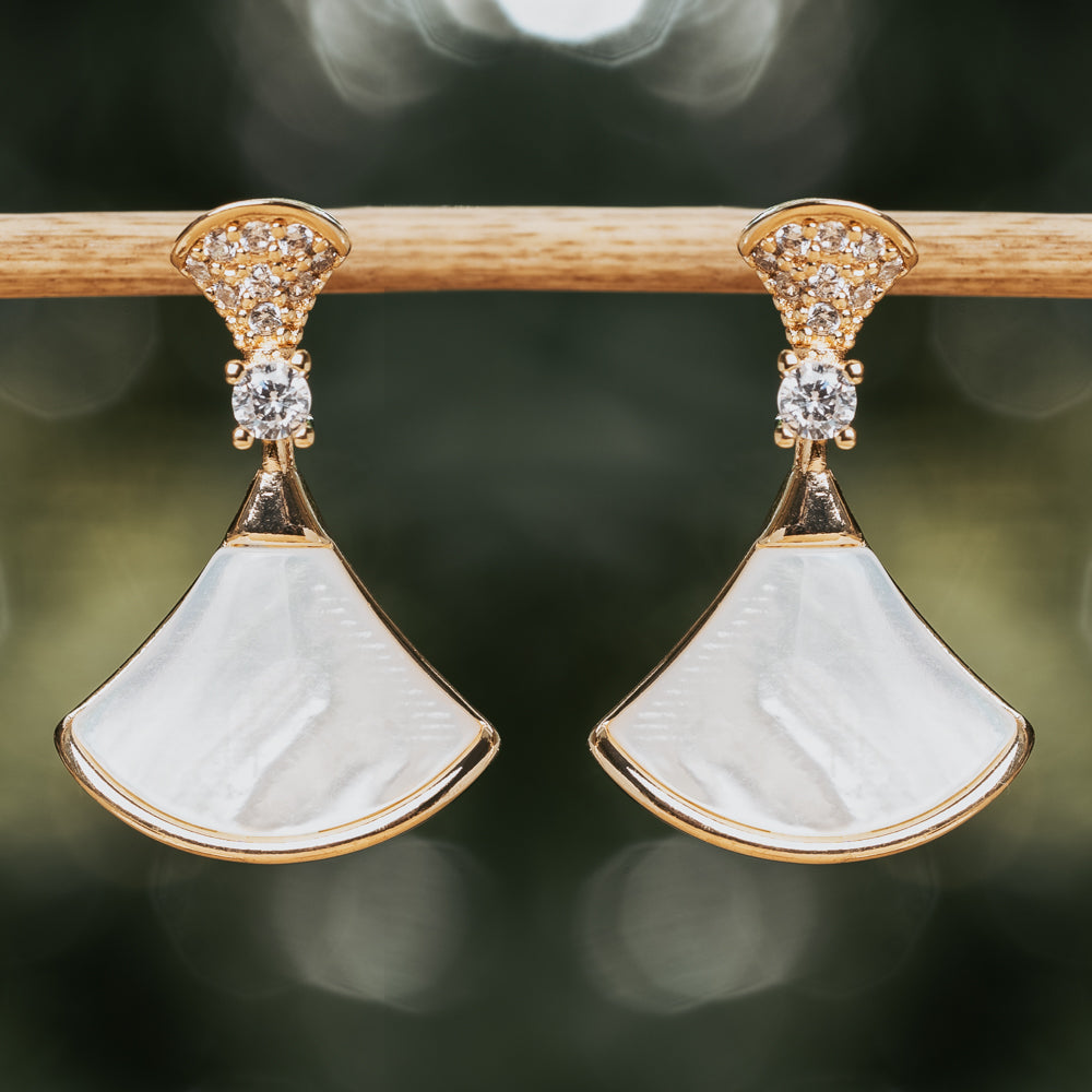 White and gold natural zircona and shell earrings
