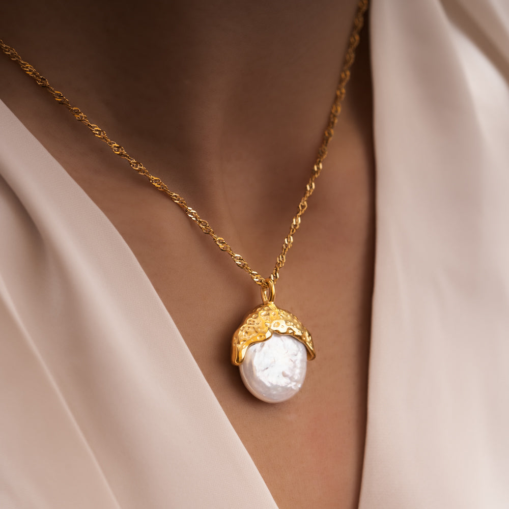 Freshwater pearl necklace with twisted gold chain