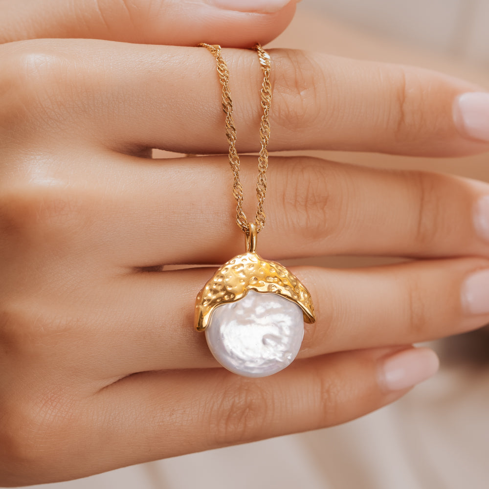 Natural freshwater pearl pendant necklace with twist gold chain