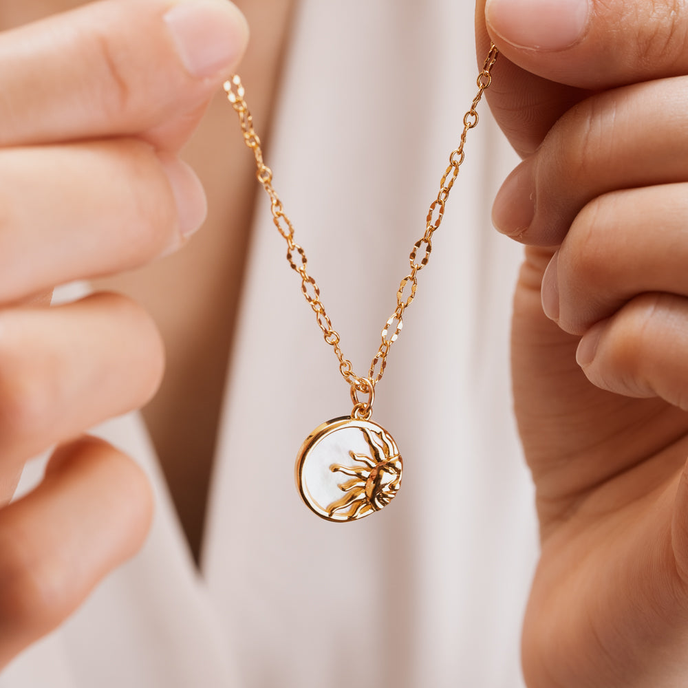 White and gold pearl necklace