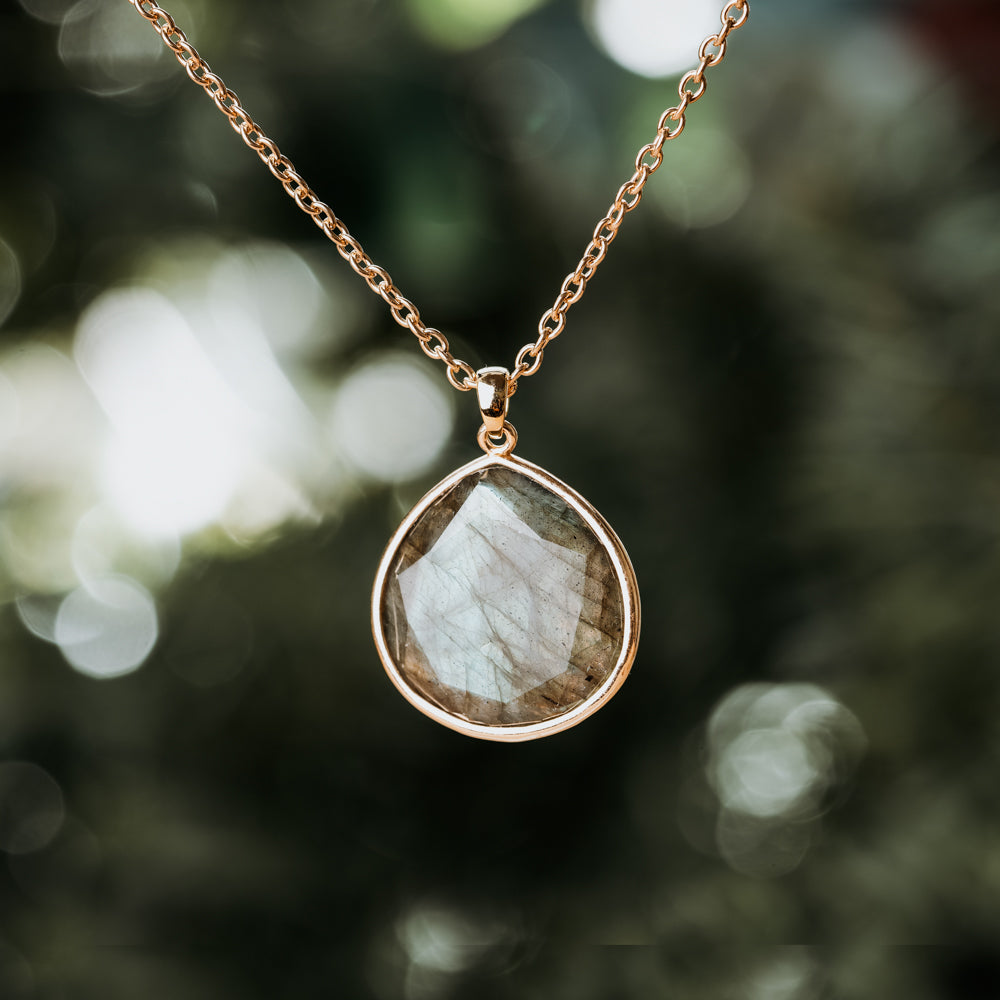 Waterdrop labradorite pendant with gold chain