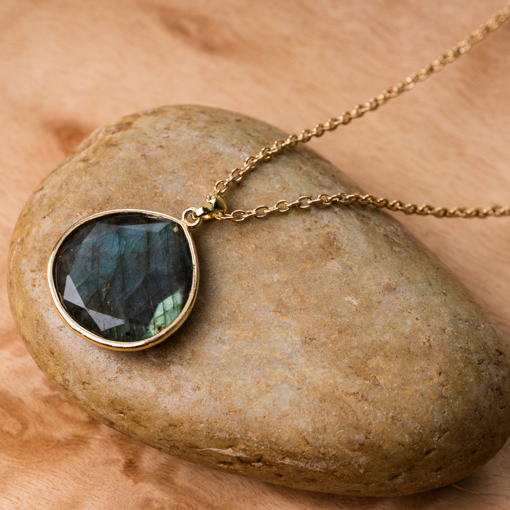 Handmade stone necklace for women. Natural labradorite stone necklace for her