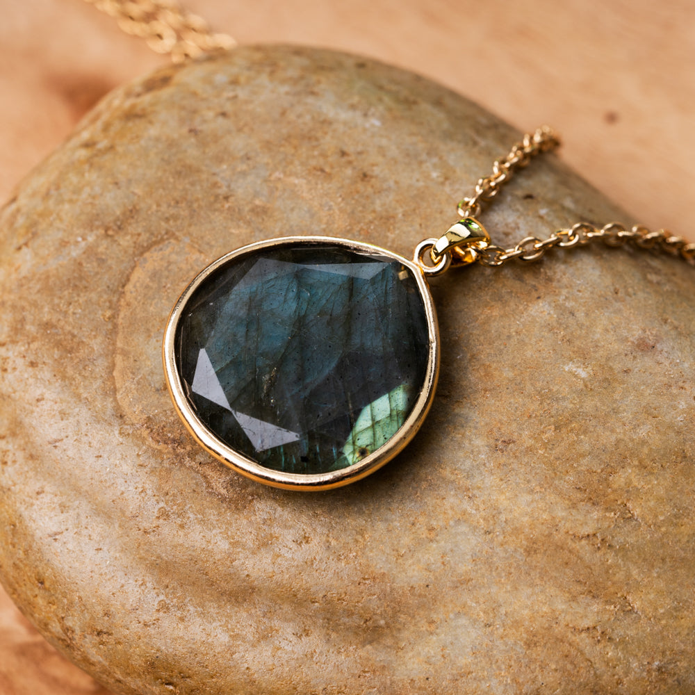 Natural waterdrop shape natural stone necklace for her with gold chain