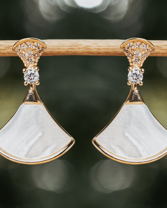 White and gold natural zircona and shell earrings 