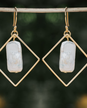 White and gold shell earrings 